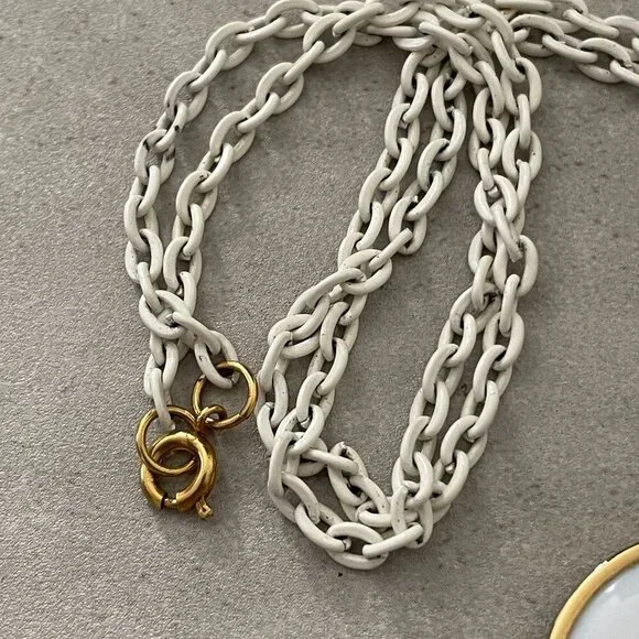 Vintage Trifari White Gold Resin Crescent Shape 4.75 Pendant Necklace 14 Drop